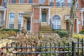1889 Crescent Park Dr-Unit -110B in Reston, VA - Building Photo - Building Photo