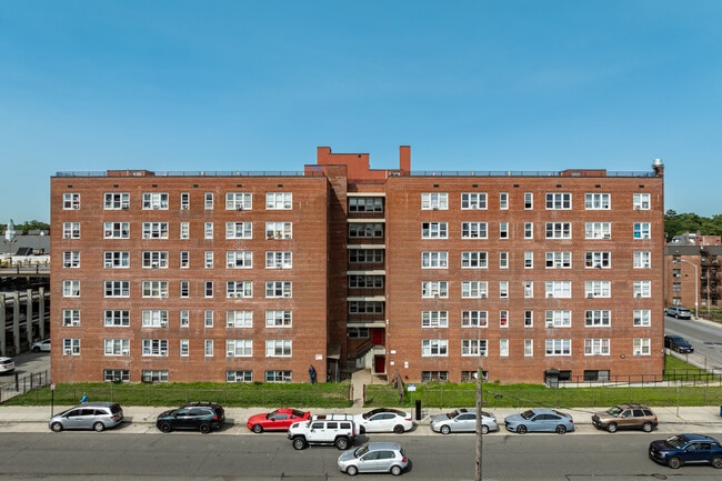 50 Jackson St in Hempstead, NY - Foto de edificio - Building Photo