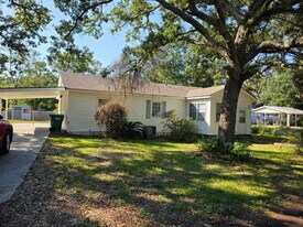 463 Oak Grove Ave in Gulfport, MS - Building Photo