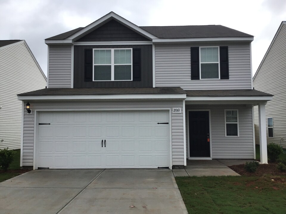 2061 Southlea Dr in Inman, SC - Building Photo