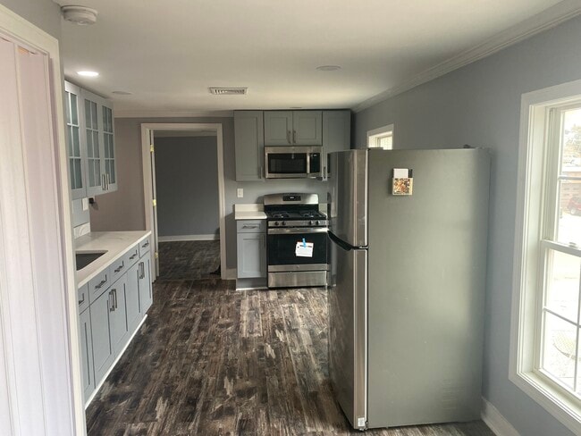 44 Bridgeport Ave in Shelton, CT - Foto de edificio - Building Photo