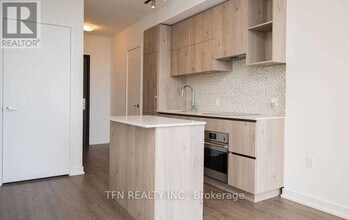 1 Yorkville Ave in Toronto, ON - Building Photo - Building Photo