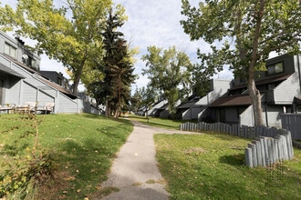 Queen's Park Townhomes in Calgary, AB - Building Photo - Building Photo