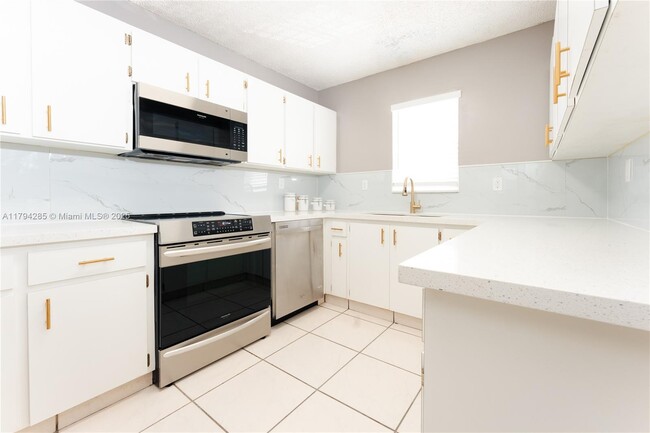 452 SW 2nd St in Miami, FL - Foto de edificio - Building Photo