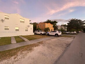 2833 SW 38th Ave in Miami, FL - Building Photo - Building Photo