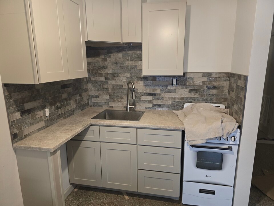 2455 NE Dixie Hwy, Unit B in Jensen Beach, FL - Building Photo