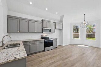 559 Elkhart Ave in Dallas, TX - Building Photo - Building Photo