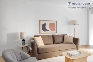 160 E 48th St in New York, NY - Building Photo