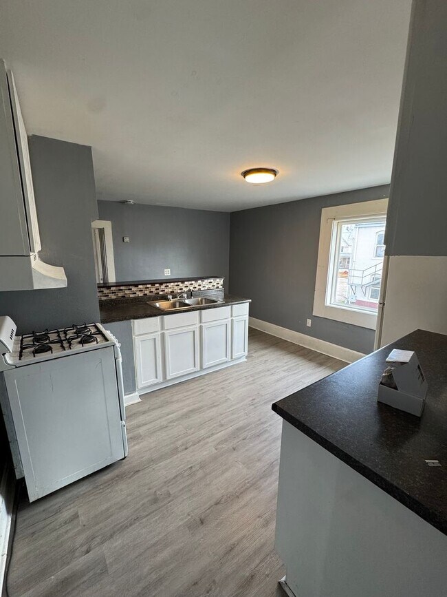 2411 61st St-Unit -Upper in Kenosha, WI - Building Photo - Building Photo