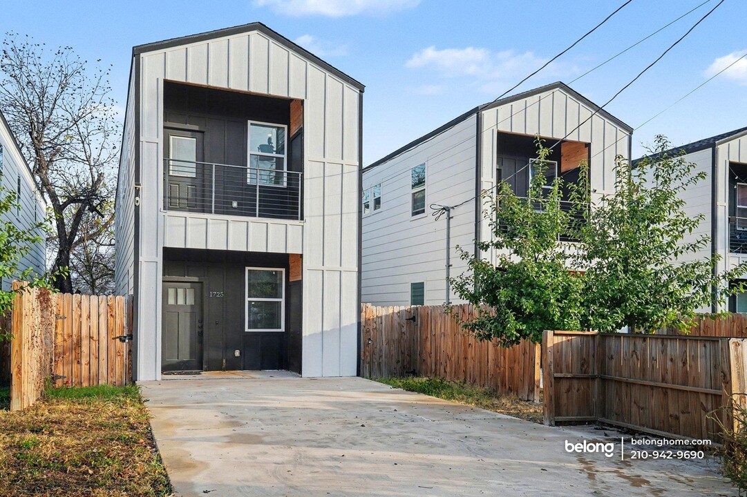 1725 E Crockett St in San Antonio, TX - Building Photo