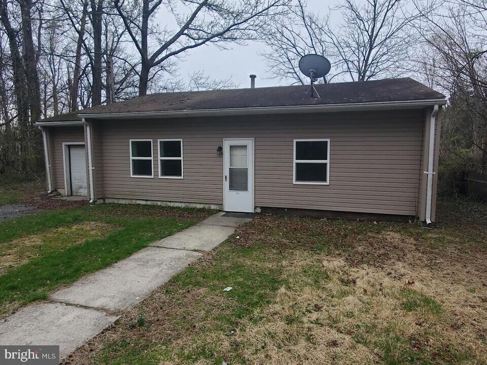 102 Crescent Dr in Browns Mills, NJ - Building Photo