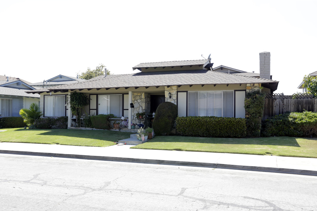 18611 Demion Ln in Huntington Beach, CA - Building Photo