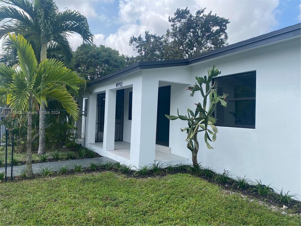 4992 NW 18th Ave in Miami, FL - Building Photo