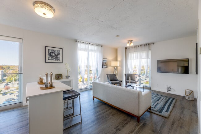 100 Bond Street East in Oshawa, ON - Building Photo - Interior Photo