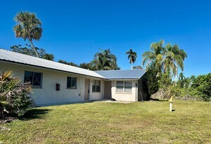 4265 Desoto Ave in Ft. Myers, FL - Building Photo