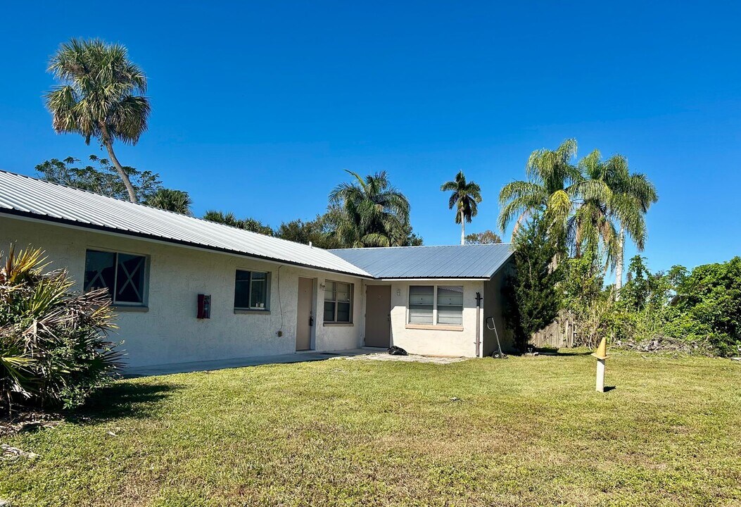 4265 Desoto Ave in Ft. Myers, FL - Building Photo