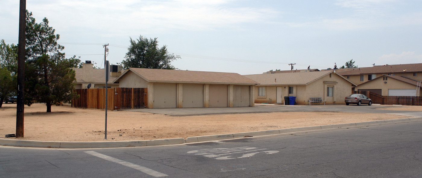 21393 Nisqually Rd in Apple Valley, CA - Foto de edificio