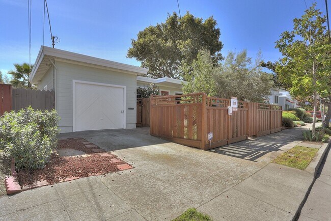 1033 56th St in Oakland, CA - Building Photo - Building Photo