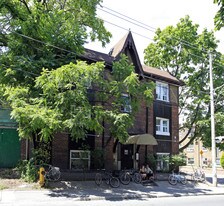 382 Dovercourt Rd in Toronto, ON - Building Photo