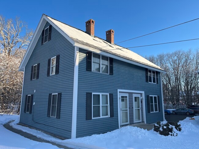 12 Willey St, Unit 10 in Rollinsford, NH - Foto de edificio - Building Photo