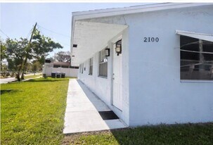 2100 N 14th Ave in Hollywood, FL - Building Photo