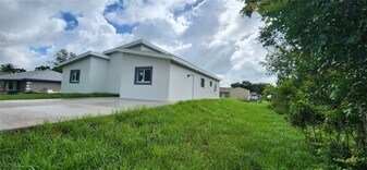 424 Alabama Rd S in Lehigh Acres, FL - Building Photo
