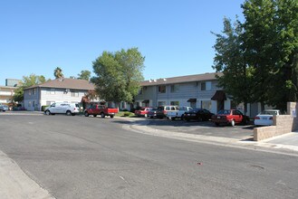 Fairview Court Apartments in Sacramento, CA - Building Photo - Building Photo