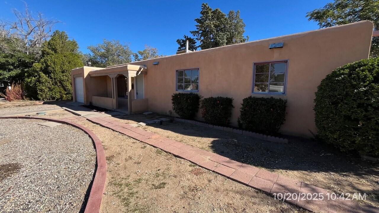 1606 Virginia St NE in Albuquerque, NM - Foto de edificio