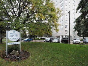 8325 Riverside Dr E in Windsor, ON - Building Photo - Building Photo