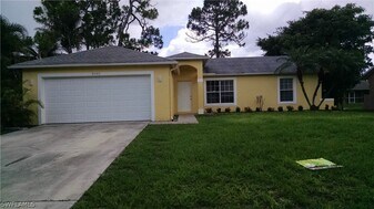 9092 Caloosa Rd in Ft. Myers, FL - Building Photo