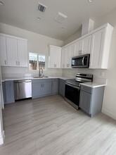10334 Eldora Ave in Sunland, CA - Foto de edificio - Building Photo