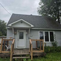 3 Bed / 1 Bath Home in Sault Ste. Marie – in Sault Ste Marie, ON - Building Photo
