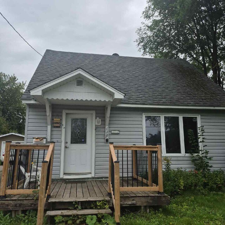 3 Bed / 1 Bath Home in Sault Ste. Marie –  in Sault Ste Marie, ON - Building Photo