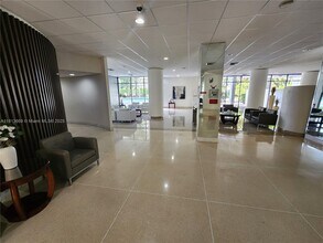 20100 W Country Club Dr in Aventura, FL - Building Photo - Building Photo