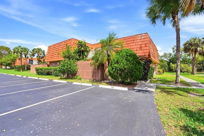 8337 N Coral Cir