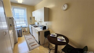 4 Maple Dr in Great Neck, NY - Building Photo - Building Photo