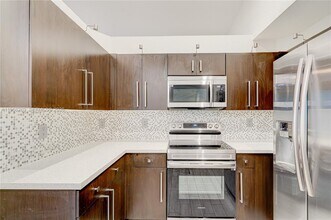 1121 Golden Cane Dr in Weston, FL - Building Photo - Building Photo