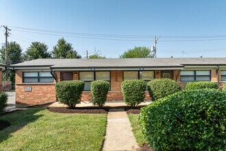 Village Square in Hazelwood, MO - Foto de edificio - Building Photo