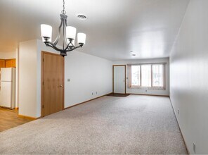 1700 Country Dr in Mitchell, SD - Building Photo - Building Photo