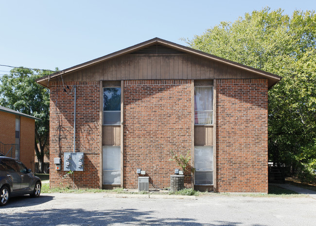 100 Uhland Rd in San Marcos, TX - Foto de edificio - Building Photo