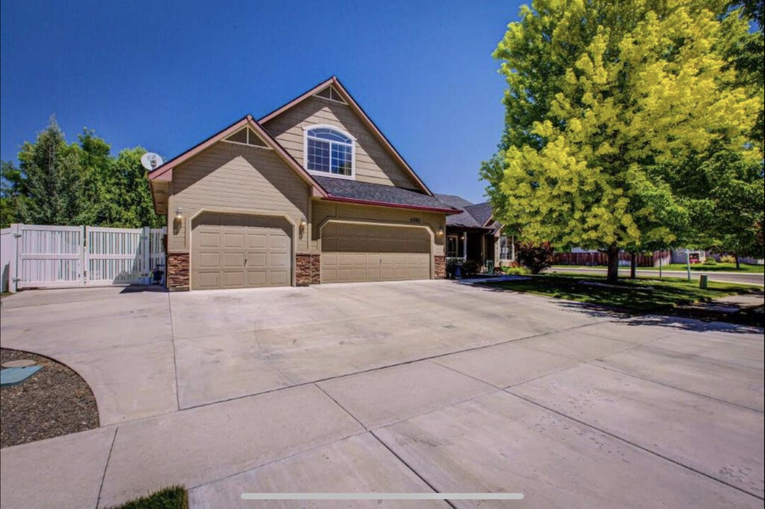 4390 E Alderstone St in Nampa, ID - Foto de edificio