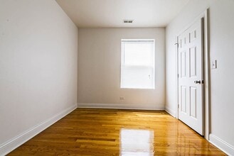 6954 S Calumet Ave 326 E 70th St Chicago, IL 60637 in Chicago, IL - Building Photo - Building Photo