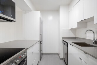 1434 Burnaby St in Vancouver, BC - Building Photo - Building Photo