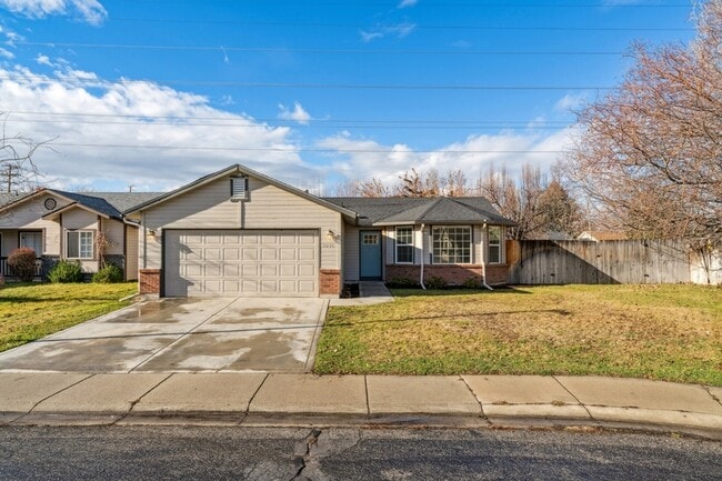 property at 2036 E Oakridge Ct