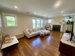 76 Athelstane Rd in Newton, MA - Building Photo - Building Photo