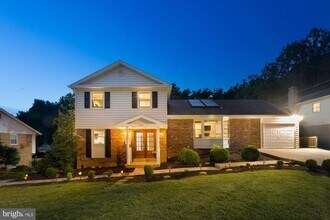 8121 Briar Creek Dr in Annandale, VA - Building Photo - Building Photo