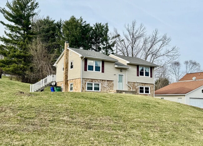 875 Cambria St NW in Christiansburg, VA - Building Photo - Building Photo