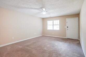 8375 Warren Dr in Douglasville, GA - Building Photo - Building Photo