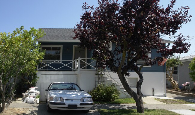 1927 Castro St in Martinez, CA - Foto de edificio - Building Photo