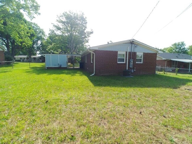 727 Oakgrove Dr in Graham, NC - Building Photo - Building Photo